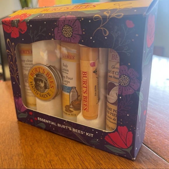 BURT'S BEES Essential Burts Bees Kit Gift - Picture 4 of 6